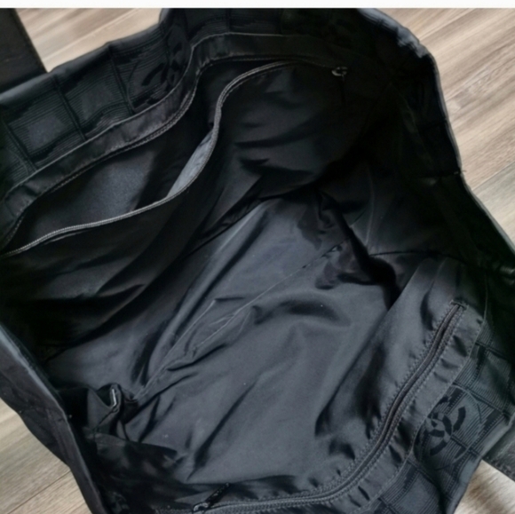 CHANEL NYLON Camellia vintage tote - Picture 4 of 12